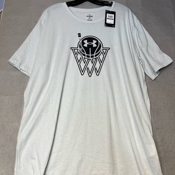🆕 Men’s XXL Loose Fit Under Armour Basketball Short Sleeve Tee Cream/Black - Picture 1 of 5